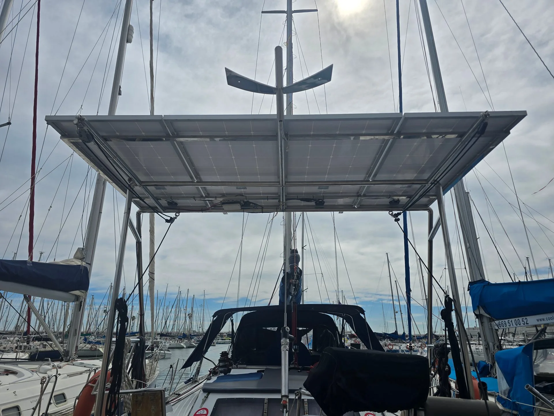 Struttura dei pannelli solari sulla barca a vela di Cool Sailing BCN — tecnologia sostenibile nel Puerto Olímpico